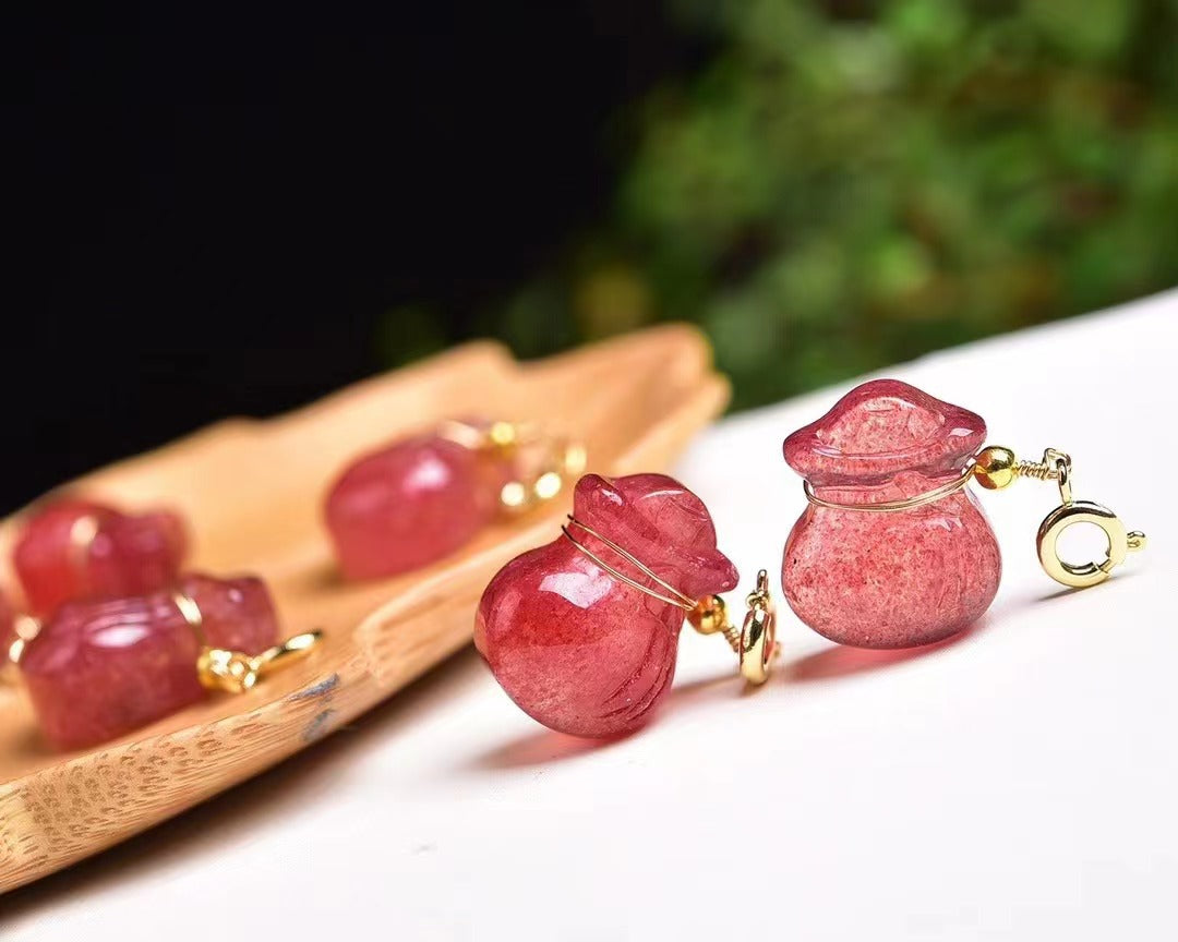 Natural strawberry crystals, lucky bags, money bags, pendants, carvings, diy accessories
