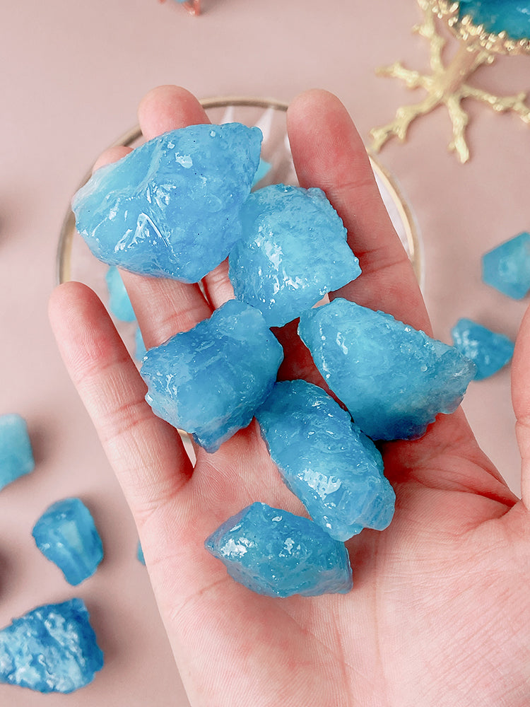 Batu mentah aquamarine kristal asli Loket DIY batu permata biru lelaki dan wanita dengan bentuk rantai sweater spesimen bijih mentah 